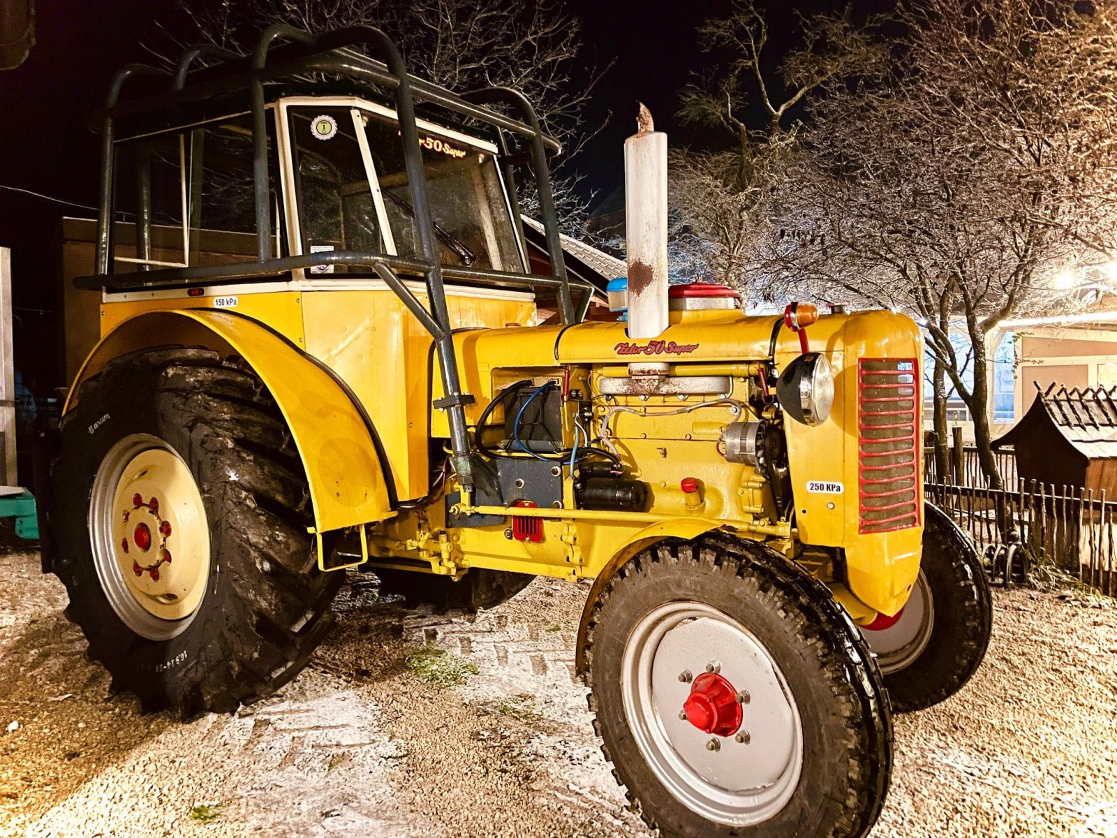 Žltý traktor na farme